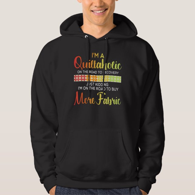 Quilting Quote Quiltaholic Quilt Sewing Hoodie (Framsida)