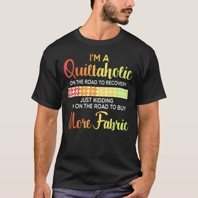 Quilting Quote Quiltaholic Quilt Sewing T Shirt (Framsida)