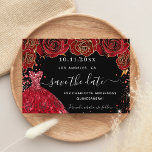 Quinceanera Black Red blommigts Spara Datumet<br><div class="desc">Ett giftigt och trendig Spara datumkortet för en Quinceañera,  15:e födelsedagsfesten. En svart bakgrund dekorerad röd ros,  röda faux glitter-gnistor och en röd klänning. Anpassa och lägg till datum och namn/ålder. Texten: Spara datumet skrivs med ett stort trendig-handskript i stil.</div>