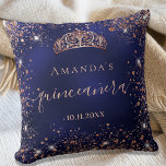 Quinceanera blue ro guld tiara namn kudde<br><div class="desc">För en elegant Quinceañera,  15:e födelsedag. Snyggtens blå bakgrund färg,  det blå färg är ojämn. Dekorerad med damm från ro guld faux glitter,  ett tiara krona. Anpassa och lägg till namn,  ålder och datum. Quinceañera är skrivet med ett modernt handskript i stil med dekorationer.</div>