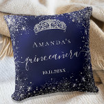 Quinceanera blue silver glitter tiara namn kudde<br><div class="desc">För en elegant Quinceañera,  15:e födelsedag. Snyggtens blå bakgrund färg,  det blå färg är ojämn. Dekorerad med faux silver glitter damm,  en tiara krona. Anpassa och lägg till namn,  ålder och datum. Quinceañera är skrivet med ett modernt handskript i stil med dekorationer.</div>