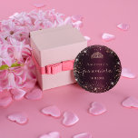 Quinceanera burgundy ro guld tiara namn knapp<br><div class="desc">För en elegant Quinceañera, 15:e födelsedag. En burgundisk bakgrund färg. Dekorerad med damm från ro faux glitter och en tiara, krona. Anpassa och lägg till namn, ålder och datum. Quinceañera är skrivet med ett modernt handskript i stil med dekorationer. Kan användas både som party favors eller som Spara datumpåminnelse för...</div>