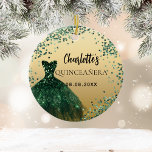 Quinceanera emerald grönt guld klänning julgransprydnad keramik<br><div class="desc">För en elegant Quinceañera,  15:e födelsedag. En faux guld tittar bakgrund. Dekorerad med en smaragdklädsel och grönt konetti grönt. Anpassa och lägg till ett namn och ett datum.</div>