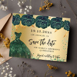 Quinceanera grönt guld-klädd blommigtar spara datu meddelande vykort<br><div class="desc">Ett giftigt och trendig Spara datumkortet för en Quinceañera,  15:e födelsedagsfesten. En faux guld tittar bakgrundsdekorerad grönt ro,  gnistor och en grönt klänning. Anpassa och lägg till datum och namn/ålder. Texten: Spara datumet skrivs med ett stort trendig-handskript i stil.</div>