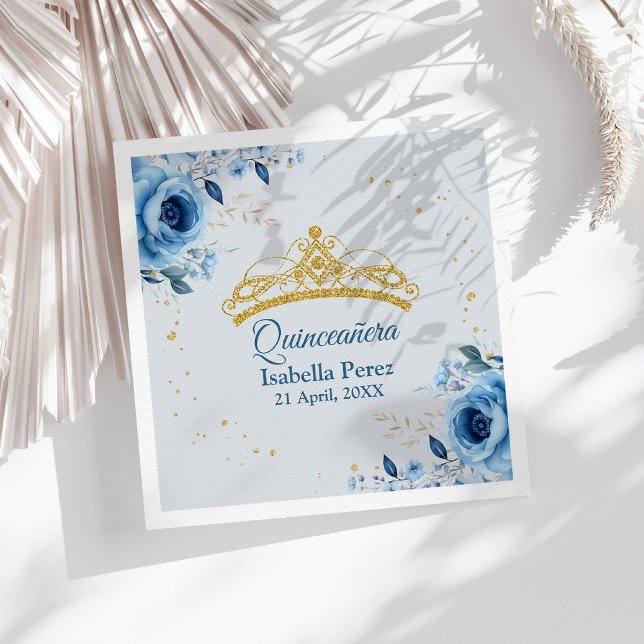 Quinceanera Guld Tiara Glitter och Blue Blommigt Pappersservett (Quinceanera Gold Tiara Glitter and Blue Floral Napkins on a sunny table with white boho dry flowers)