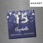 Quinceanera navy blue silver stjärtar magnet<br><div class="desc">En marin blå bakgrund färg med faux silver-stjärnor. Den blå färg är ojämn. Lägg till ditt namn,  text. Du kan använda som Spara datumpåminnelse för gästerna,  festen eller som en keepsaké.</div>