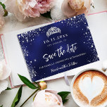 Quinceanera navy blue silver tiara spara datumet meddelande vykort<br><div class="desc">Ett giftigt och trendig Spara datumkortet för en Quinceañera,  15:e födelsedagsfesten. En vit,  ojämn färgad bakgrund. Dekorerad med faux silver glitter damm och en tiara,  krona. Texten: Spara datumet skrivs med ett stort trendig-handskript i stil.</div>