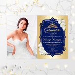 Quinceanera Party med foto - Guld flottan Inbjudningar<br><div class="desc">Quinceanera-inbjudan med ditt foto. Har skriptteckensnitt,  vit ros,  tiara och konetti. Kassaflodens vita design med faux glitter guld. Perfekt för en elegant firande.</div>