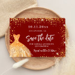 Quinceanera red guld dress glitter party spara datumet<br><div class="desc">Ett girigt och trendig Spara datum för en Quinceañera,  15:e födelsedagsfesten. En röd bakgrund dekorerad faux guld glitter-gnistor och en guldklänning. Anpassa och lägg till datum och namn/ålder. Texten: Spara datumet skrivs med ett stort trendig-handskript i stil.</div>