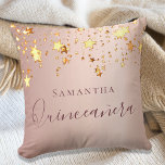 Quinceanera ro guld mousserande stjärnor namn kudde<br><div class="desc">En kudde för ett Quinceañera,  15:e årligt flickors rum. En faux ro guld-bakgrund med en elegant faux gyllene mousserande stjärnor. Texten: Quinceañera är skriven i mörk ro guld med ett stort modernt handskript i stil. Tempera för en namn.</div>