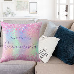 Quinceanera  rosa lila glitter holografi kudde<br><div class="desc">Trendigets regnbågsbakgrund med enmajs och regnbågspastellum färg i  rosa,  lila,  ro guld,  mint färgad. Dekorerad med faux glitter damm,  konetti. Anpassa och lägg till ett namn,  skrivet med ett modernt handskript i stil. Lila färgad brev.</div>