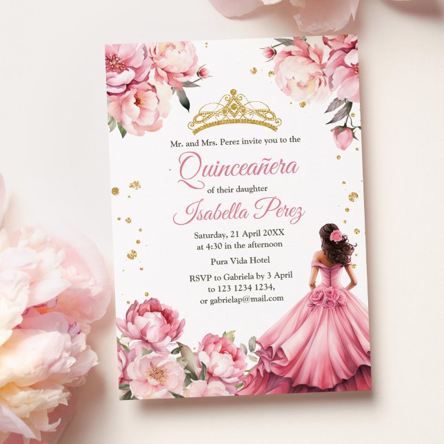 Quinceanera  Rosa Princess Dress Tiara Inbjudningar (Quinceanera Blush Pink Princess Dress Tiara Invitation on a table with blush pink peonies.)