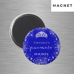 Quinceanera royal blue silver glitter tiara namn magnet<br><div class="desc">För en elegant Quinceañera, 15:e födelsedag. Ett trendig royal blå bakgrund färg. Dekorerad med faux silver glitter damm, en tiara krona. Anpassa och lägg till namn, ålder och datum. Quinceañera är skrivet med ett modernt handskript i stil med dekorationer. Kan användas som en Spara datumpåminnelse för dina gäster, partiförmån eller...</div>