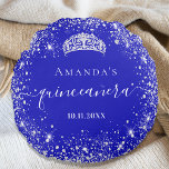 Quinceanera royal blue silver glitter tiara namn rund kudde<br><div class="desc">För en elegant Quinceañera,  15:e födelsedag. Ett trendig royal blå bakgrund färg. Dekorerad med faux silver glitter damm,  en tiara krona. Anpassa och lägg till namn,  ålder och datum. Quinceañera är skrivet med ett modernt handskript i stil med dekorationer.</div>