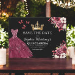 Quinceanera Spara Blommigten Burgundy för datum Spara Datumet<br><div class="desc">Meddela din quinceañera i stil med Blommigten Burgundy Spara inbjudan på födelsedagen. Den här eleganten har rik-burgundnyanser som är adsorterade med delikata accenter för blommigt, perfekt för tidslängd och regalt firande. Den sofistikerade layouten ger alla viktiga detaljer och ser till att gästerna markerar sina kalendrar för din speciella dag. Oavsett...</div>