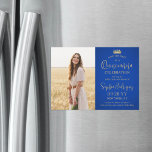Quinceañera Spara Royalet Foto Blue & Guld Magnetisk Inbjudningskort<br><div class="desc">de glatta nyheterna om ett kommande Quinceañera-firande med chicens moderna foto sparar datumet för magnetiska inbjudningar. Bild och alla formuleringar i den här mallen är enkla att anpassa och det magnetiska uppbackningen gör dem lätta för familj och vänner att få visning. Färg och teckensnitt stilar kan enkelt anpassas med Zazzle...</div>