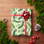 Quirky Festive Julpickles Mönster Presentpapper<br><div class="desc">Hittade du pickeln? Det här konstiga mönster har en mängd olika vallor som är förankrade i jultomten och jultomten rosett band! Mönster är inspirerat av traditionen att gömma en pickle i julgran. Sprid lite helgdag och munter med den här krånglande pickeln mönster!</div>