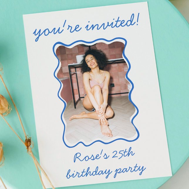 Quirky Hand plockade Vågigt Gräns Photo Födelsedag Inbjudningar (quirky funk hand drawn wavy border frame photo birthday party invitation blue modern cute bday card)