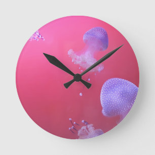 Quirky Jellyfish i Rosa Vatten Rund Klocka