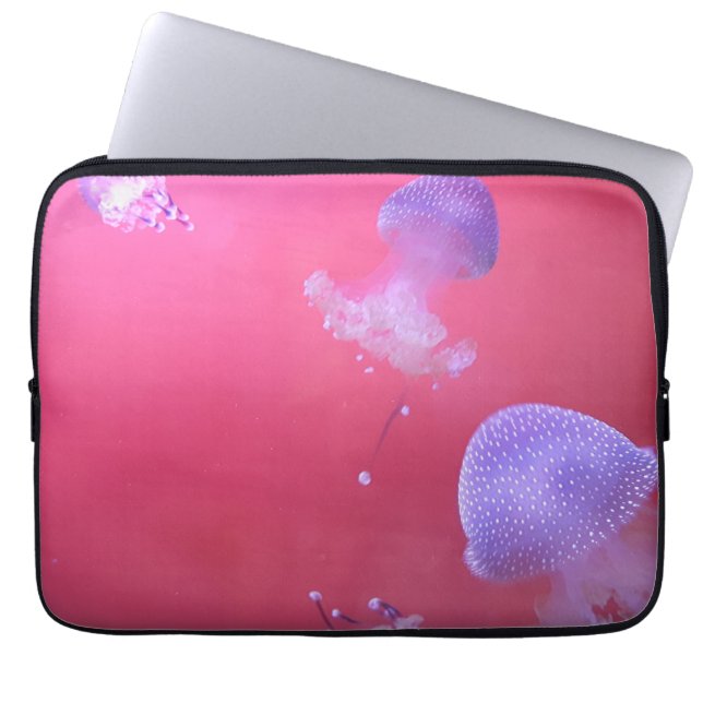 Quirky Jellyfish in the Pink Water Laptop Fodral (Framsidan)