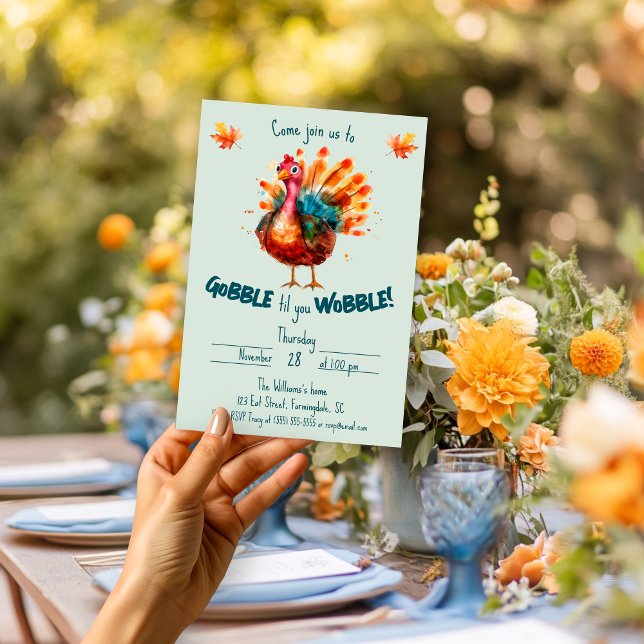 Quirky Ljust grönt Watercolor Turkey Thanksgiving Inbjudningar (Gobble til you wobble sage thanksgiving invitation outdoor scene)