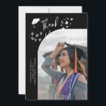 Quirky Thank You Stars Black Graduate Photo Meddelande<br><div class="desc">Quirky and whimsical graduation announcement photo card featuring a curved photo on the front and 1 on the back. The text says "Thank You" with hand drawn stars and a graduation cap. Add the graduate's name,  information,  and message to personalize this card. Black background.</div>