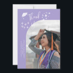 Quirky Thank You Stars Lilac Graduate Photo Meddelande<br><div class="desc">Quirky and whimsical graduation announcement photo card featuring a curved photo on the front and 1 on the back. The text says "Thank You" with hand drawn stars and a graduation cap. Add the graduate's name,  information,  and message to personalize this card. Lilac background.</div>