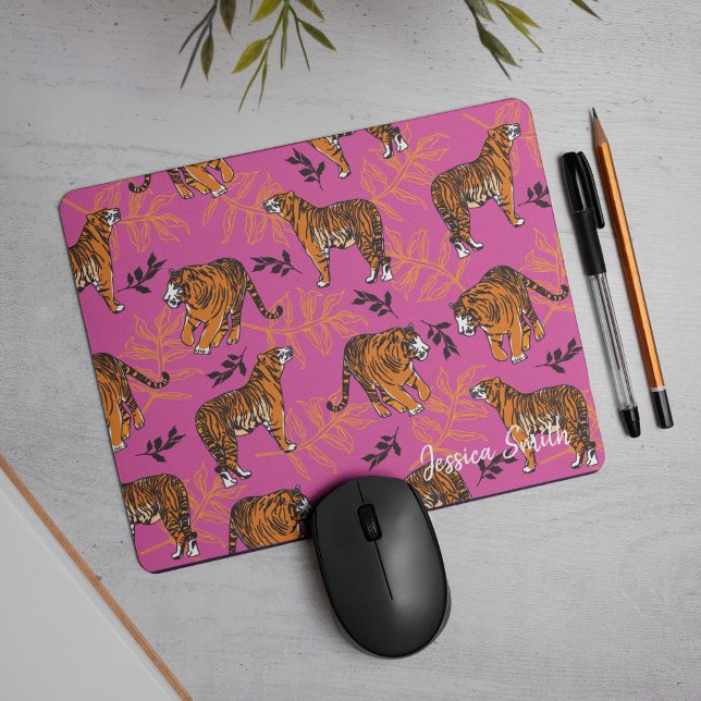 Quirky Tiger Mönster på Bright Rosa Musmatta (You'll just go totally wild for this “roarsome” tiger pattern on pink, mouse pad.)