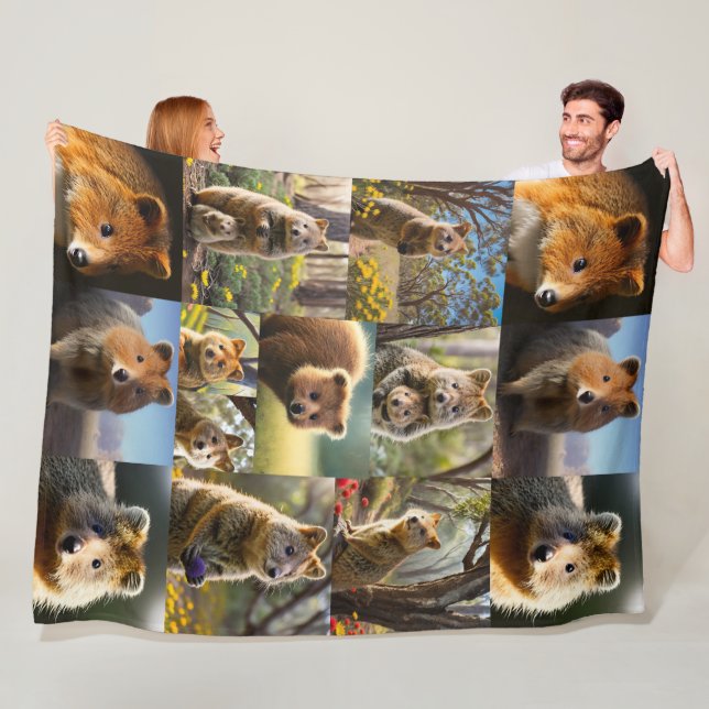 "Quokka Chronicles: A Heartwarm Photo Collage" Fleecefilt (På plats)