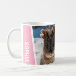 Quokka på stranden Australien Sött djur foto Kaffemugg