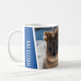 Quokka på stranden Australien Sött djur foto Kaffemugg