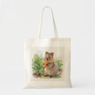 Quokka som mumsar på en morot bredvid grönsakstäpp tygkasse
