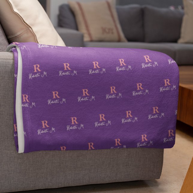 R *anpassningsbar* Rosa Monogram stämplad över Lil Fleecefilt (Skapare uppladdad)