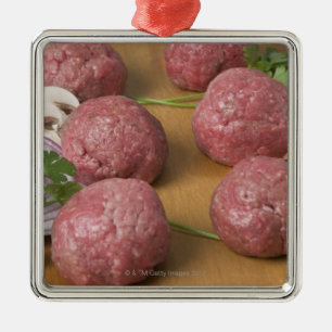 Rå meatballs på en skärbräda julgransprydnad metall