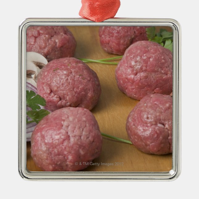 Rå meatballs på en skärbräda julgransprydnad metall (Framsidan)