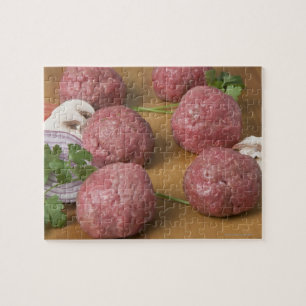 Rå meatballs på en skärbräda pussel