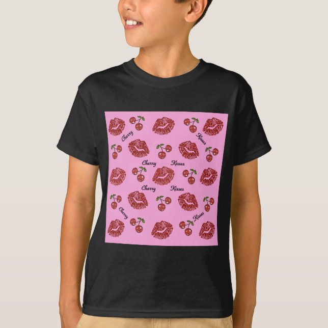 RAB Rockabilly Cherry Kisses på Rosa Tee (Framsida)