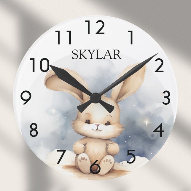 Rabbit baby beige blå himmel plantskola rund klocka (Skapare uppladdad)