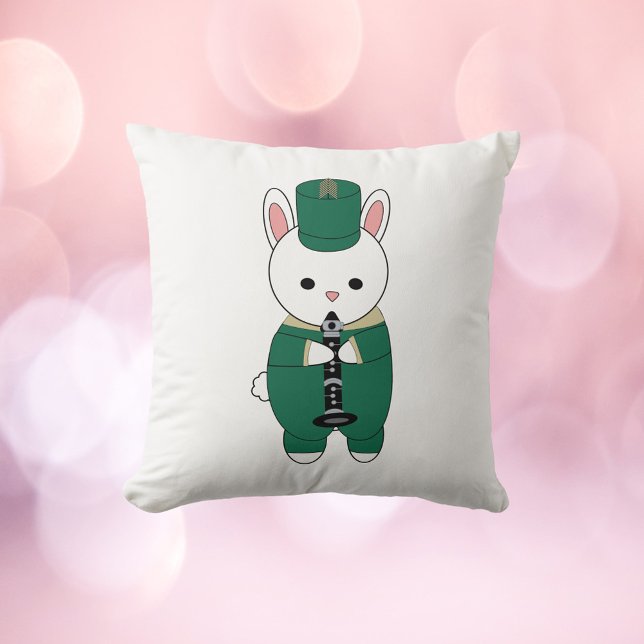 Rabbit Bunny Clarinet Marching Band Grönt Guld Kudde (A throw pillow with a rabbit playing the clarinet while wearing a green & gold marching band uniform)