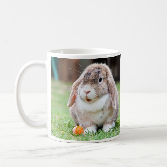 Rabbit från Cute Lop-Eared i Grass with Carrot Kaffemugg (Vänster)
