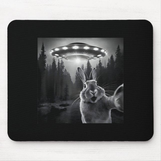 Rabbit Selfie With Ufo - Funny Bunny Graphic Alien Musmatta (Framsidan)