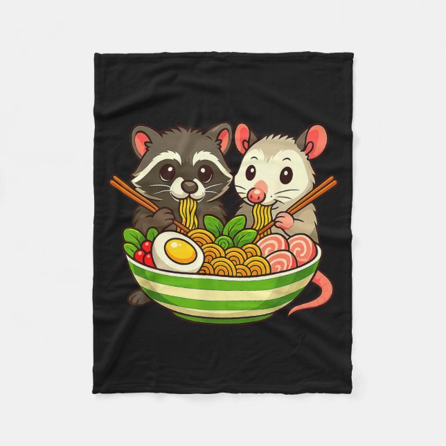 Raccoon And Ossum Eating Ramen Noodles  Fleecefilt (Framsidan)