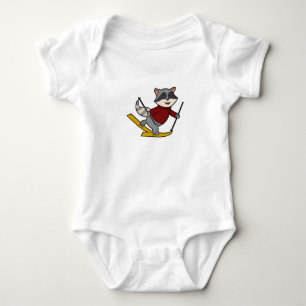 Raccoon as Skier med Skis & Ski poles T Shirt