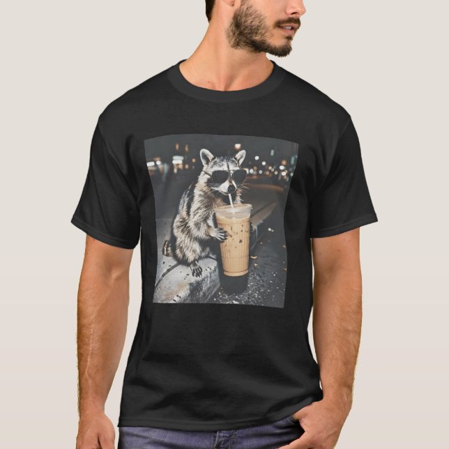 Raccoon-Drinking-Iced-Coffee T Shirt (Framsida)
