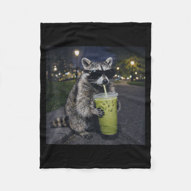 Raccoon drinking iced matcha latte funny animal fleecefilt (Framsidan)