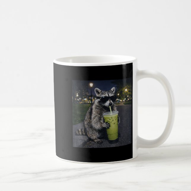 Raccoon drinking iced matcha latte funny animal kaffemugg (Höger)