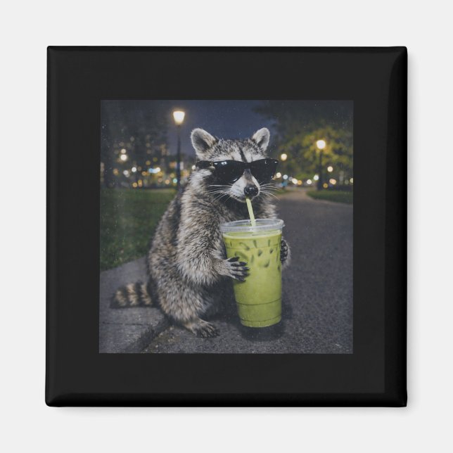 Raccoon drinking iced matcha latte funny animal magnet (Framsidan)