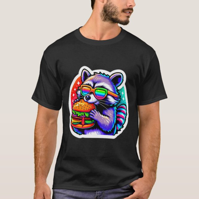 RACCOON EATING CHEESEBURGER T SHIRT (Framsida)