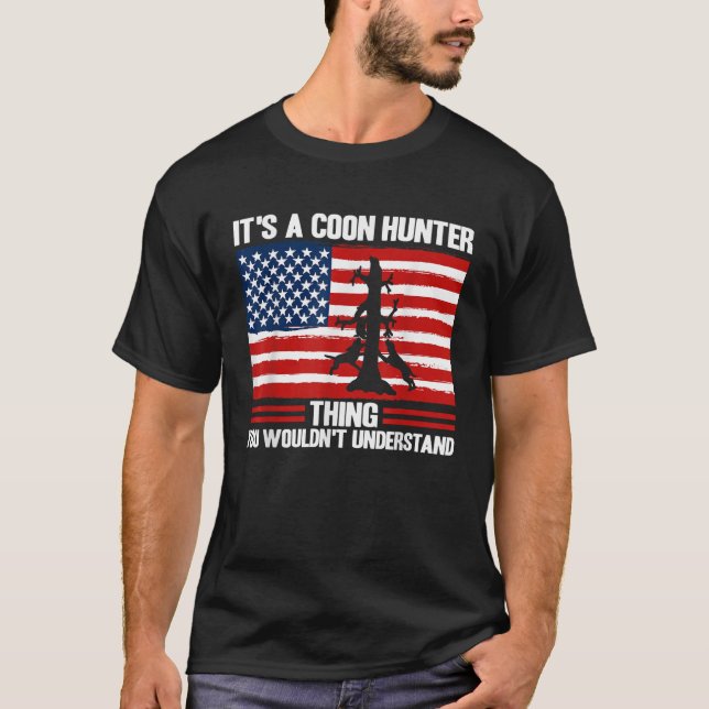 Raccoon Hunting Season USA Flag It s A Coon Hunter T Shirt (Framsida)