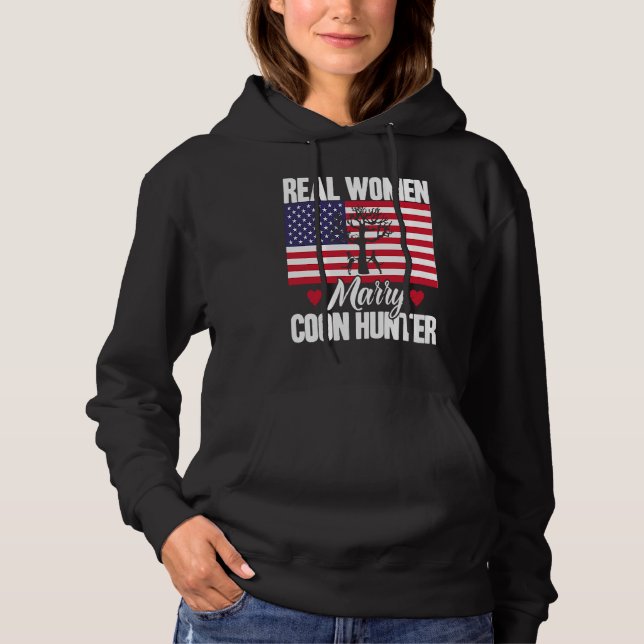 Raccoon Hunting Season USA Flag Real Women Marry C T Shirt (Framsida)